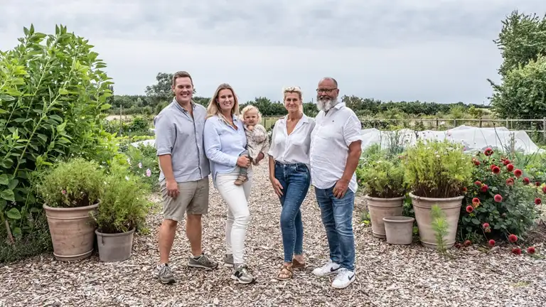 Hele familien i køkkenhaven