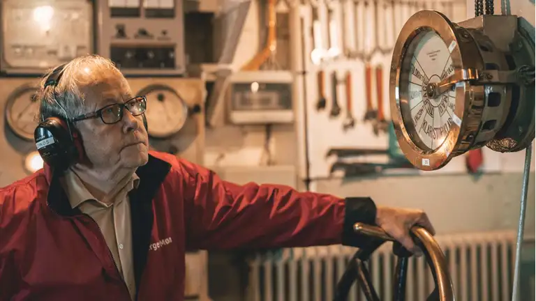 Frivillige i styrhuset på Færgen Møn