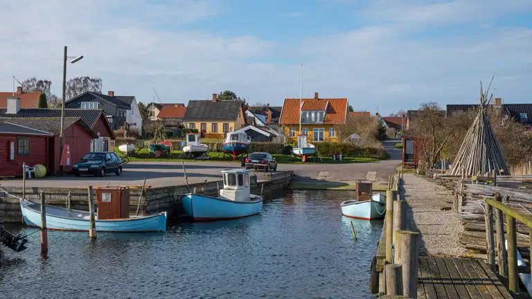 Villaer set fra havnen i Kalvehave