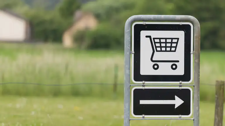 Skilt der viser vej til indkøb